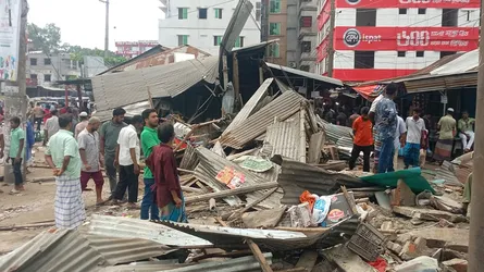 চাঁদপুর সড়কের পাশে অবৈধ স্থাপনা উচ্ছেদ অভিযানে সড়ক বিভাগ