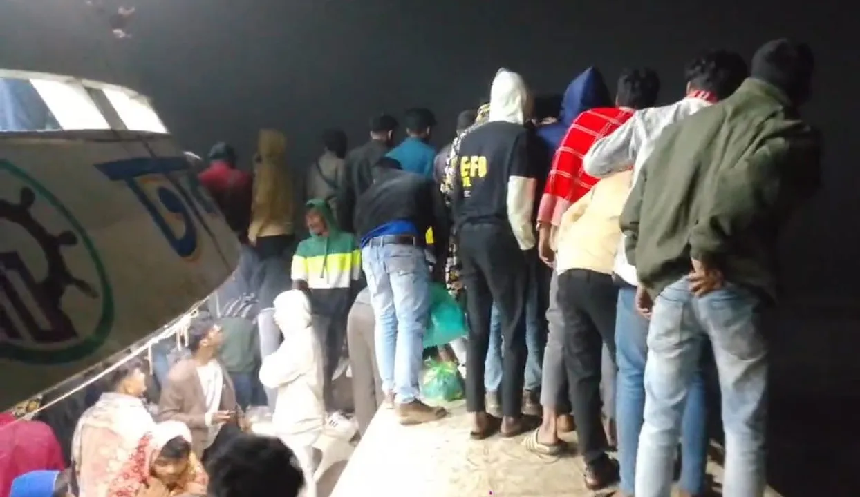 মেঘনায় লঞ্চ-বাল্কহেড সংঘর্ষ, প্রাণে বাঁচলেন সহস্রাধিক যাত্রী