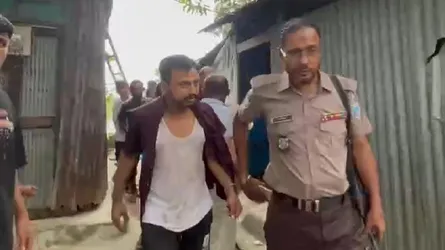 চাঁদপুরে ইয়াবা সেবনের সময় আটক ৩ যুবককে গণধোলাই, পুলিশে সোপর্দ