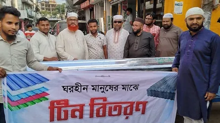 শহীদ সিয়াম স্মৃতি সংসদের পক্ষে অ্যাডভোকেট শাহজাহান মিয়ার টিন বিতরণ