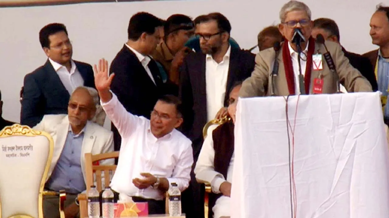 মঞ্চে বিশেষ চেয়ার সরিয়ে সাধারণ চেয়ারে বসলেন তারেক রহমান