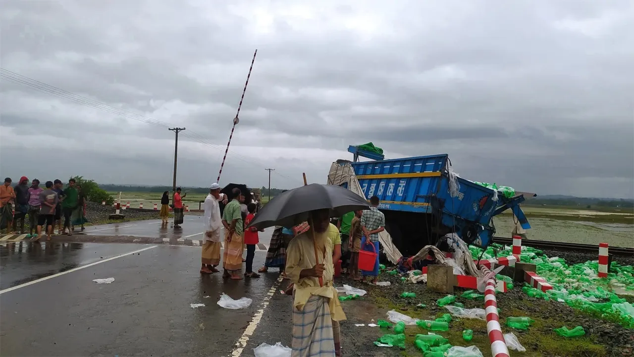 চকরিয়ায় ট্রেনের ধাক্কায় দুমড়ে-মুচড়ে গেল ট্রাক, আহত ২