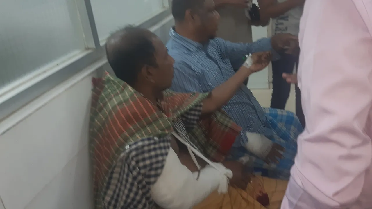 চকরিয়ায় দায়িত্ব পালনের সময় সাংবাদিকের উপর হামলা, গুরুতর আহত ৩