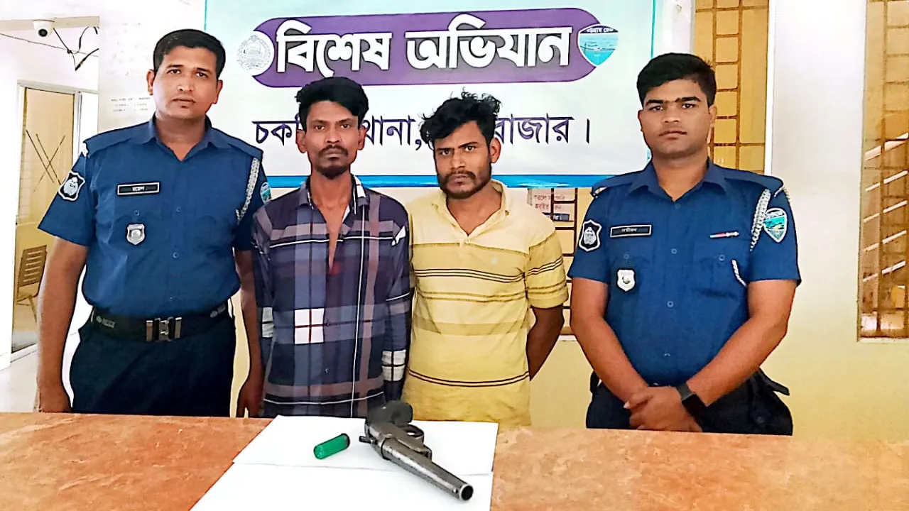 পুলিশ-জনতার প্রতিরোধ, অস্ত্রসহ গ্রেফতার ৫
