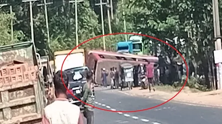চকরিয়ায় সড়ক দুর্ঘটনায় পর্যটকবাহী বাস উল্টে আহত ১৫