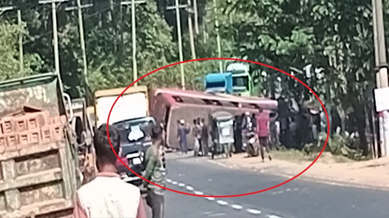 চকরিয়ায় সড়ক দুর্ঘটনায় পর্যটকবাহী বাস উল্টে আহত ১৫