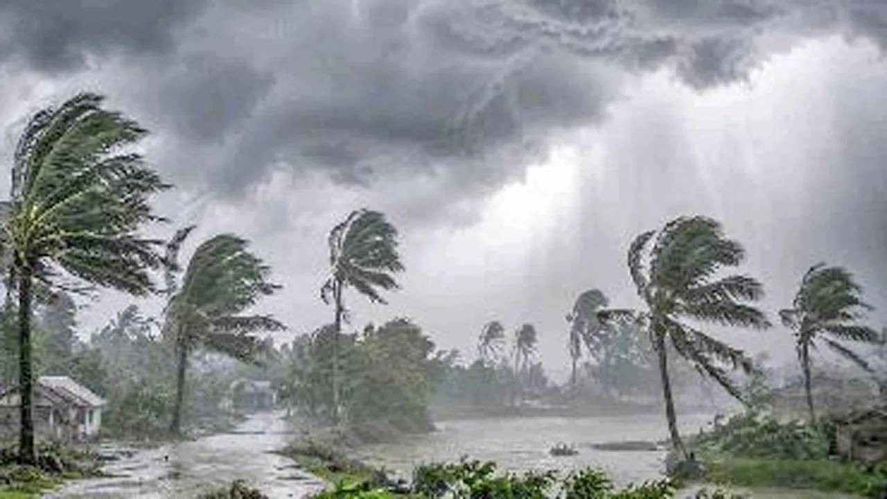ঝোড়ো হাওয়া-বজ্রবৃষ্টির আশঙ্কা, ১৭ অঞ্চলের নদীবন্দরে সতর্কতা