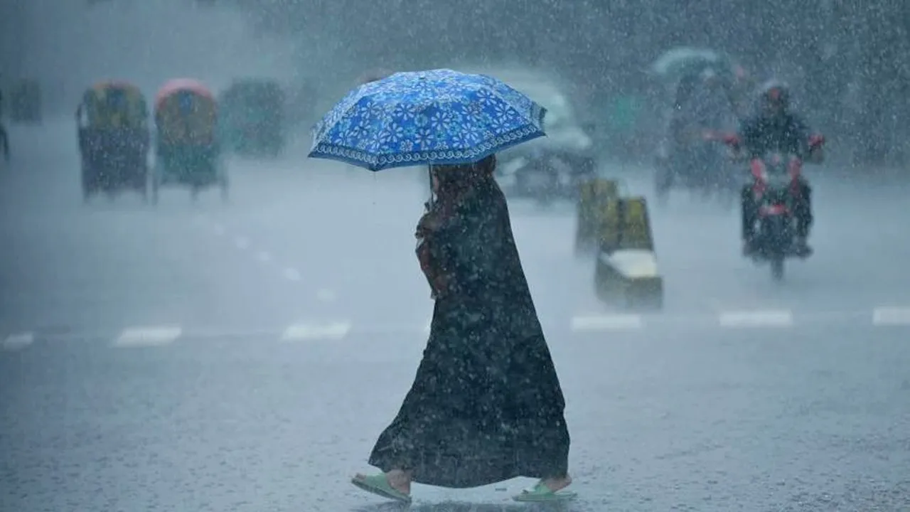 ঢাকায় বৃষ্টি-বজ্রবৃষ্টির সম্ভাবনা, কমতে পারে দিনের তাপমাত্রা