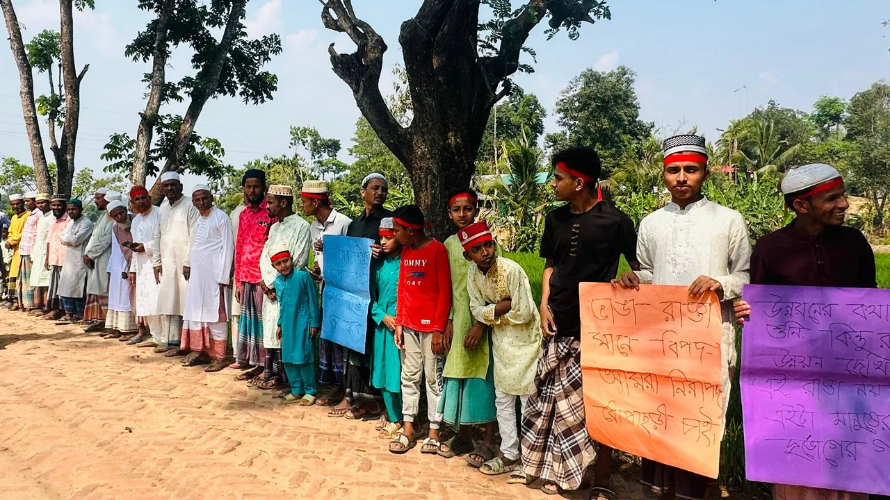 চন্দনাইশে সড়ক সংস্কারের দাবিতে এলাকাবাসীর মানববন্ধন