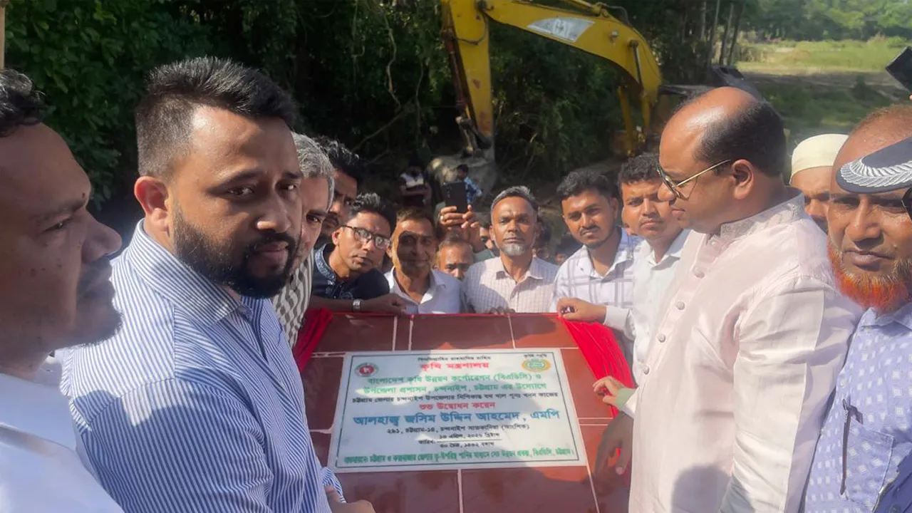 চন্দনাইশে আরো একটি খাল খনন কাজ শুরু