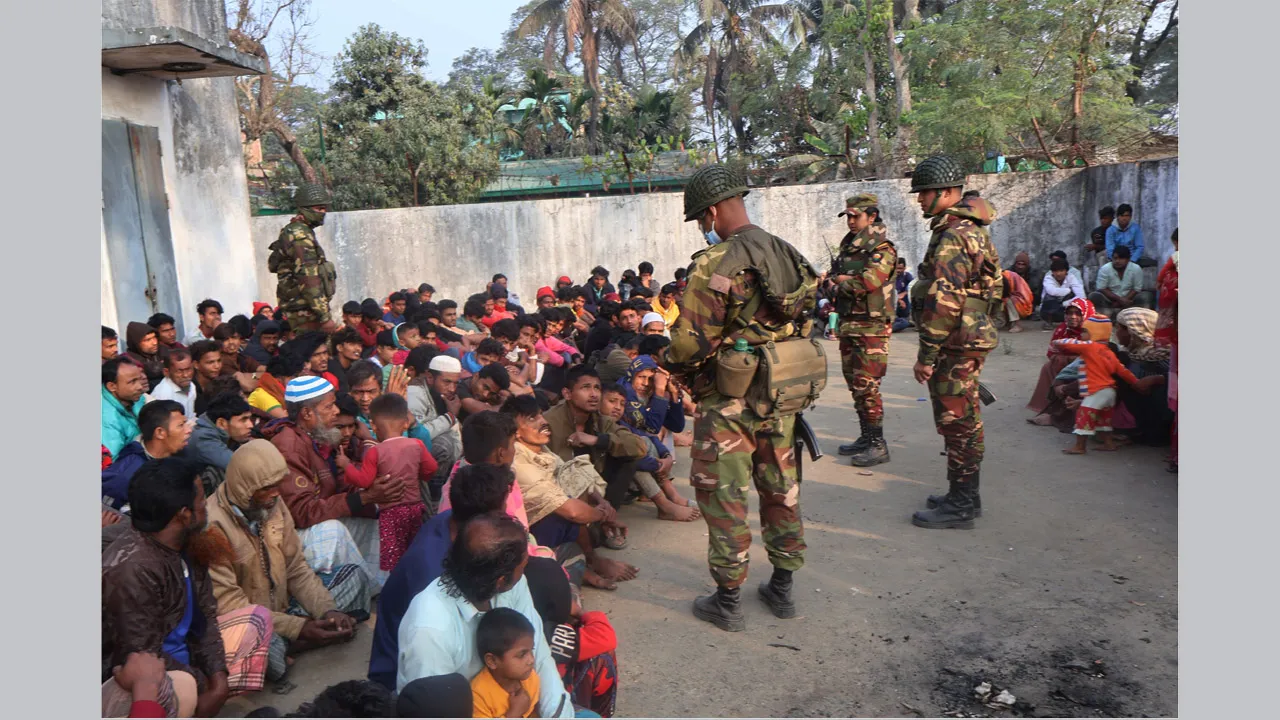 শিশুসহ ৩৪৫ রোহিঙ্গা আটক, উখিয়া শরণার্থী ক্যাম্পে পাঠানোর প্রস্তুতি চলছে