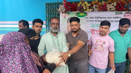 চন্দনাইশে বন্যার্ত অসহায় পরিবারের মাঝে চাল বিতরণ করলেন সিআইপি রোকন