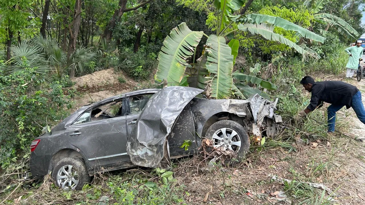চান্দিনায় গাড়ির চাকা ফেটে গাছের সাথে ধাক্কা, আহত ৫
