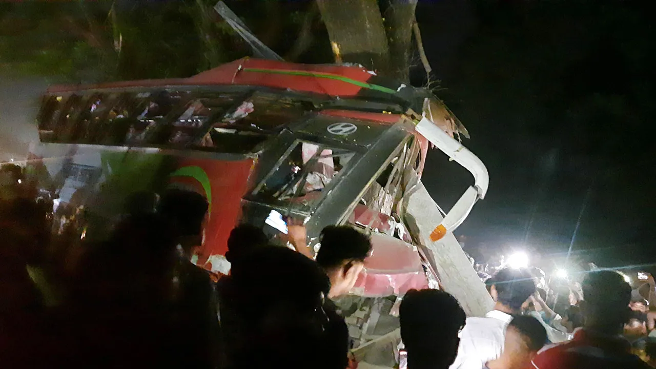 চান্দিনায় গাছের সাথে বাসের ধাক্কা, নিহত ৩