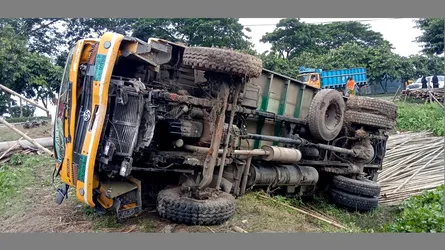চান্দিনায় ট্রাক উল্টে পথচারী নিহত