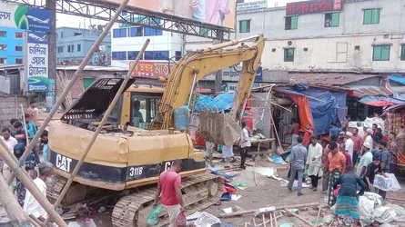 চান্দিনায় মহাসড়কে অবৈধ স্থাপনা উচ্ছেদ অভিযান
