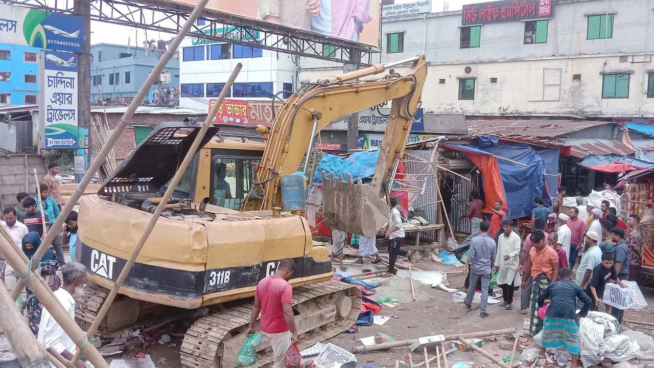 চান্দিনায় মহাসড়কে অবৈধ স্থাপনা উচ্ছেদ অভিযান