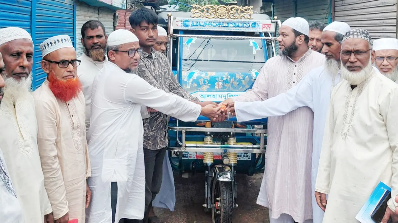আগুনে ঘর হারানো শাহরাস্তির মিরাজকে অটোরিকশা উপহার দিলো জামায়াত