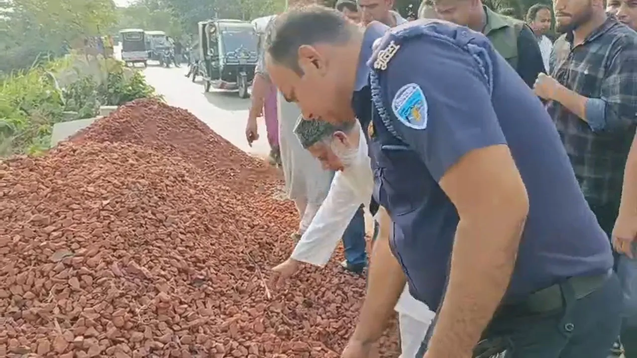 মতলবে পাউবোর কাজে অনিয়ম দেখে কাজ বন্ধের নির্দেশ দিলেন এমপি