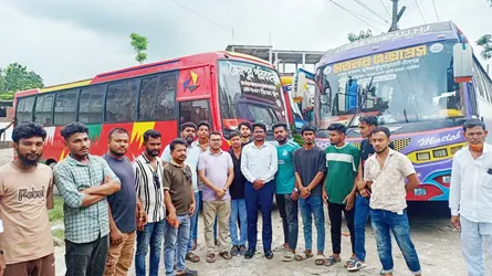 মতলবে সড়ক দুর্ঘটনার প্রতিবাদে বাস চলাচল বন্ধ