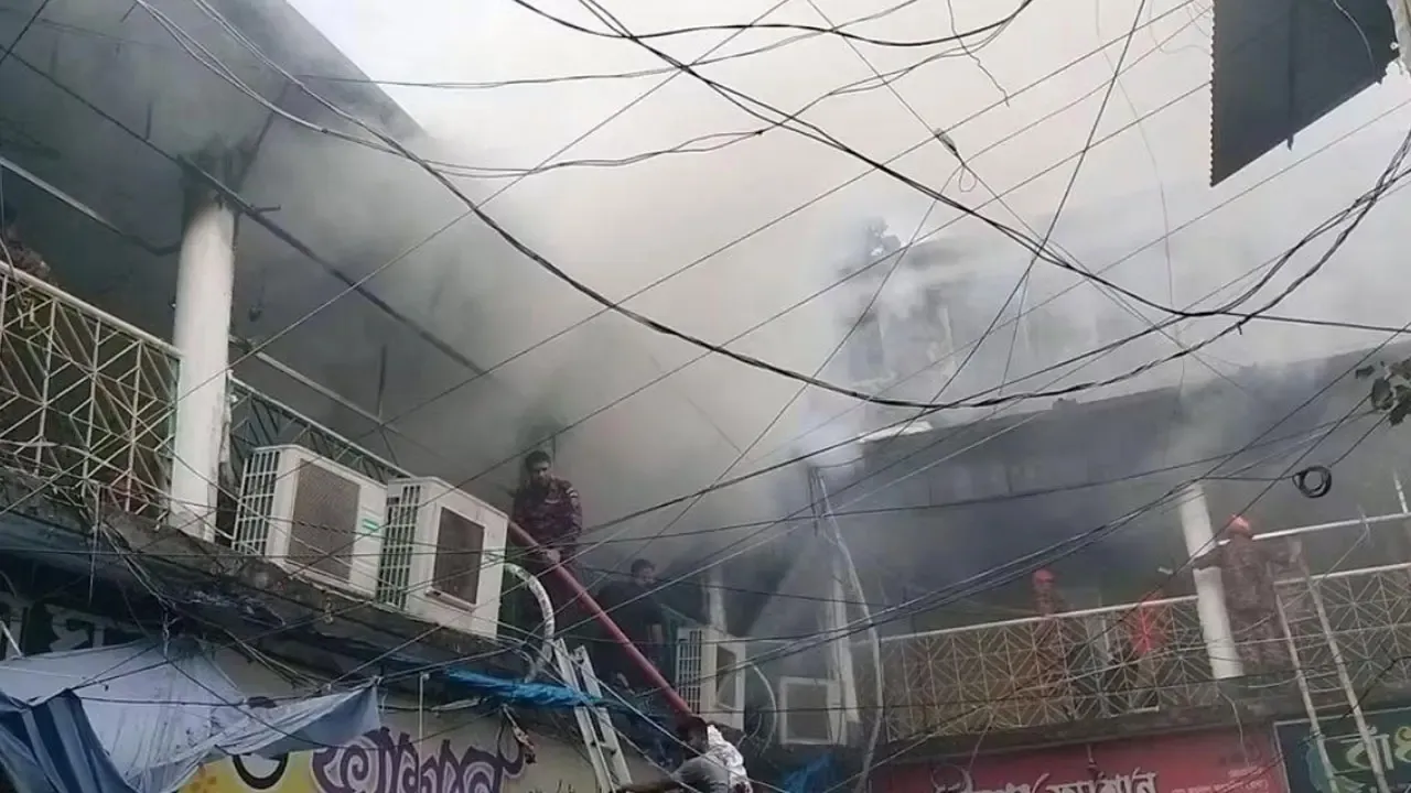 চাঁপাইনবাবগঞ্জ নিউ মার্কেটে অগ্নিকাণ্ড, ৬ ইউনিটের চেষ্টায় নিয়ন্ত্রণে