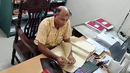 ভোলাহাটে তহসিলদারের ঘুষ নেয়ার ভিডিও ভাইরাল