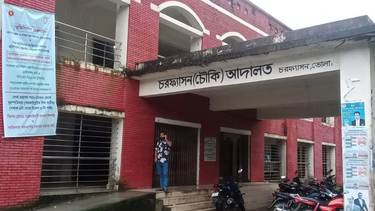 মাকে মারধরের অভিযোগে স্কুল শিক্ষকের বিরুদ্ধে মামলা