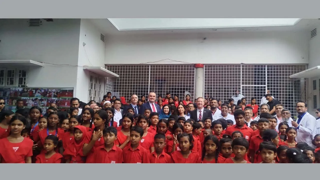 ধানমন্ডিতে সুরভি স্কুল ও স্বাস্থ্য ক্যাম্প পরিদর্শন করলেন যুক্তরাষ্ট্রের বিশেষ দূত