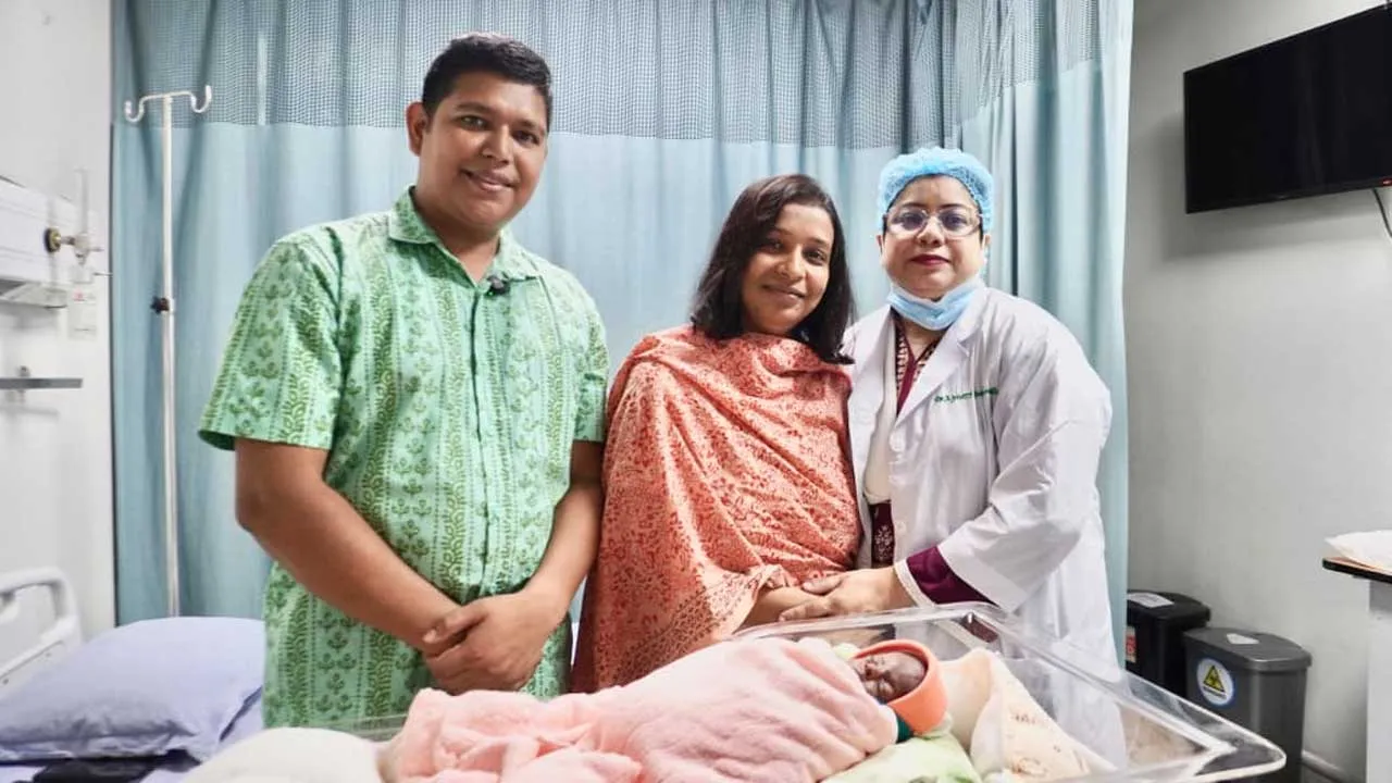অপরিণত জন্ম : দুই মাসের লড়াই শেষে বাবা-মায়ের কোলে চারুমতি