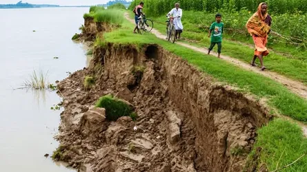 সুরমা নদীভাঙনে বিলীন স্কুল-মসজিদ, আতঙ্কে হাজারো মানুষ