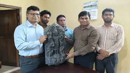 চাটমোহরে উদ্ধার দেড় হাজার বছরের পুরনো বিষ্ণু মূর্তি প্রত্নতাত্ত্বিক অধিদফতরে হস্তান্তর