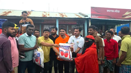 আনোয়ারায় পানিবন্দী মানুষের মাঝে ছাত্রদল নেতার ত্রাণ বিতরণ
