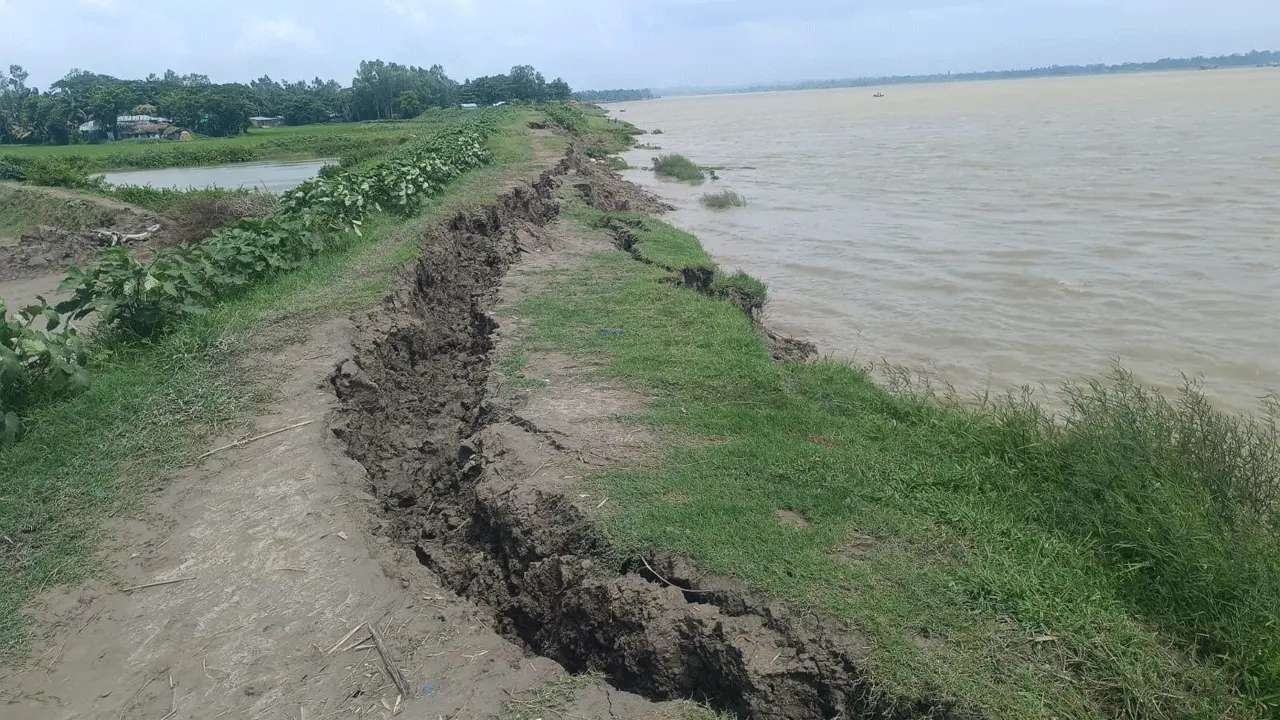 শঙ্খের ভাঙনে ঝুঁকিতে বেড়িবাঁধ, আতঙ্কে উপকূলীয় বাসিন্দারা