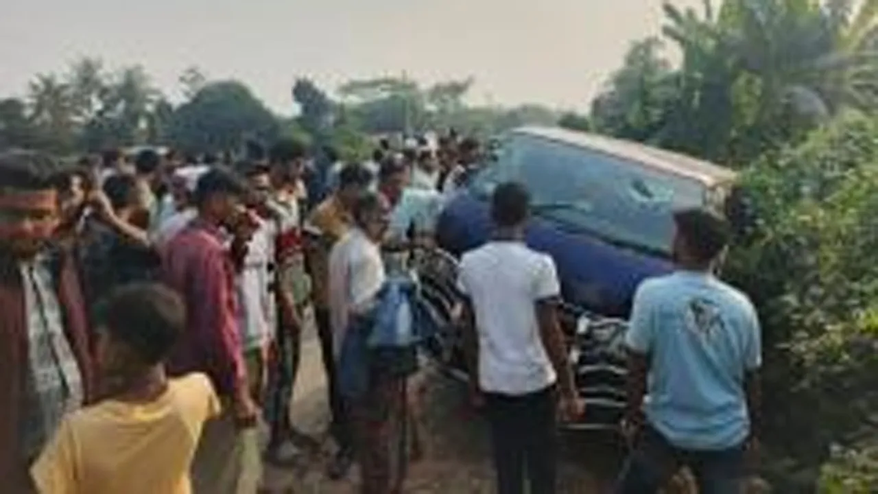মিরসরাইয়ে মাইক্রোবাস নিয়ন্ত্রণ হারিয়ে নিহত ১