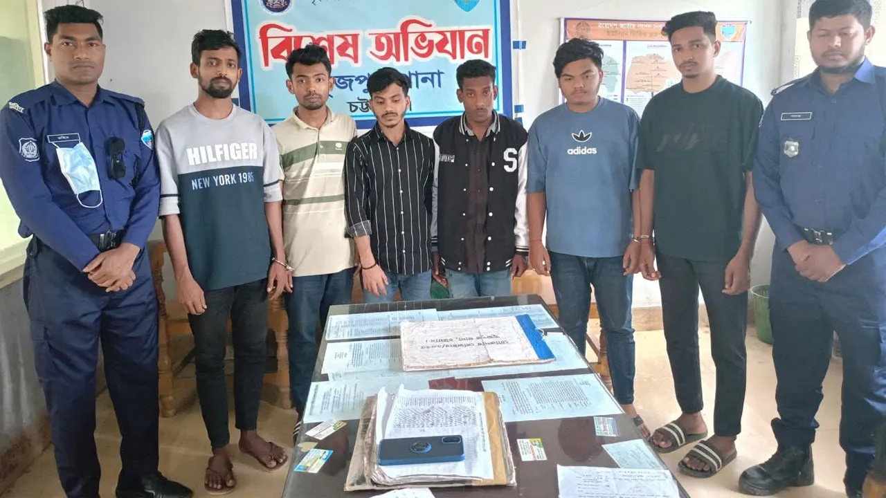 ফটিকছড়িতে আপত্তিকর ভিডিও দেখিয়ে ব্ল্যাকমেইল, গ্রেফতার ৬