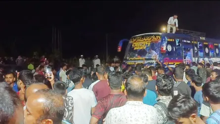 আনোয়ারায় নিয়ন্ত্রণহীন বাসের তাণ্ডব : নিহত ২, আহত ৩০