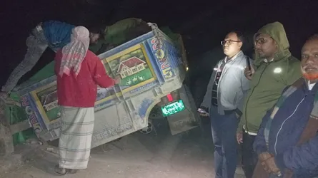 বুড়িচংয়ে ব্রিজের পাটাতন ভেঙে আটকে পড়েছে সিমেন্টবোঝাই ট্রাক, যান চলাচল বন্ধ