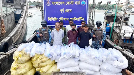 মিয়ানমার থেকে চোরাচালানকৃত অবৈধ কারেন্ট জালসহ ৬ চোরাকারবারি আটক