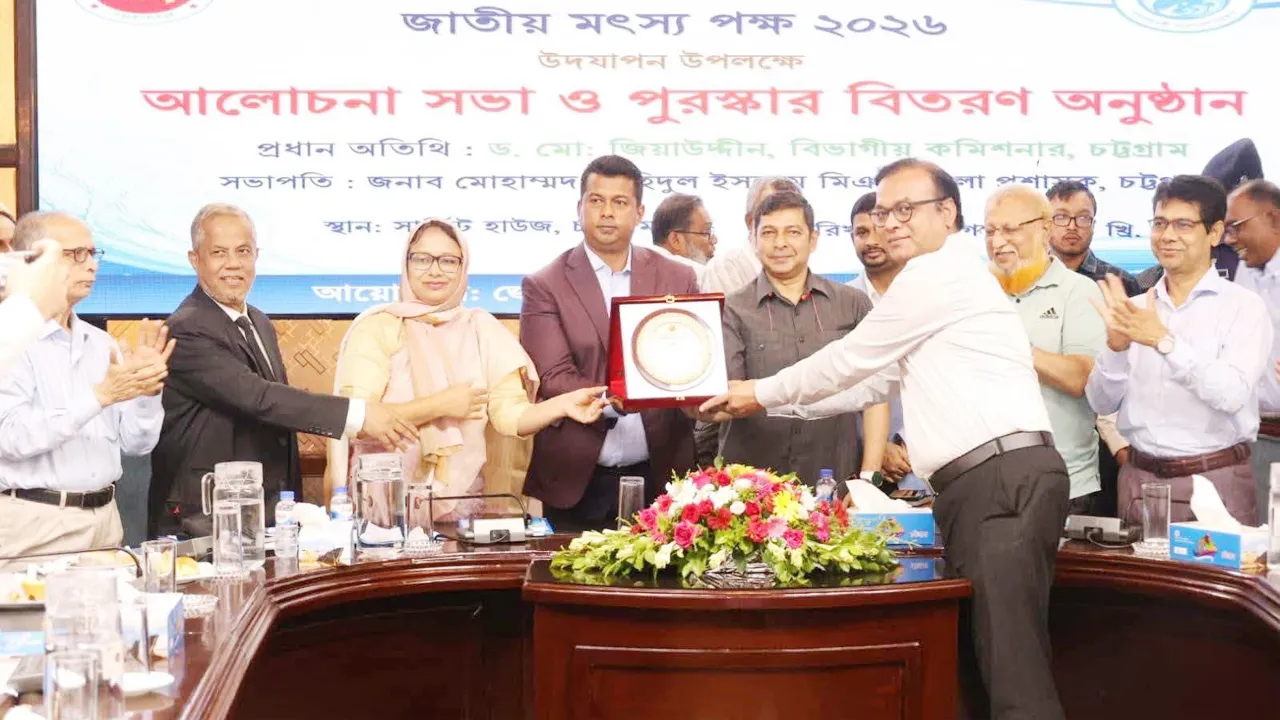 চট্টগ্রাম জেলার শ্রেষ্ঠ উদ্যোক্তার পুরস্কার পেলেন নাহার এগ্রোর রকিবুর
