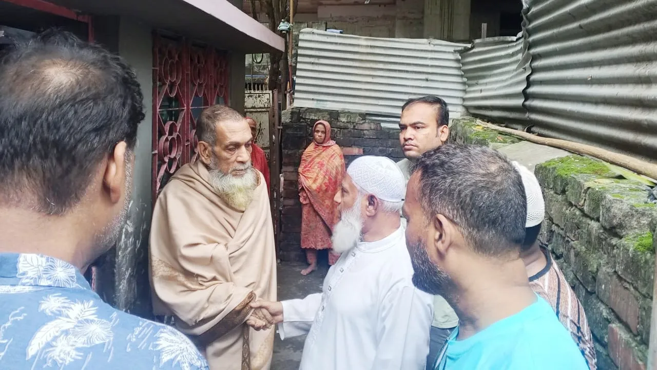 চট্টগ্রামে অগ্নিদগ্ধ লিটনের পরিবারের পাশে নগর জামায়াত আমির