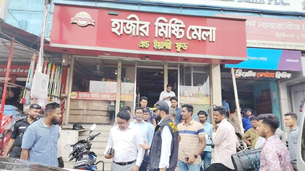 মিরসরাইয়ে মেয়াদ উত্তীর্ণ পণ্য বিক্রি, ৫ প্রতিষ্ঠানকে জরিমানা
