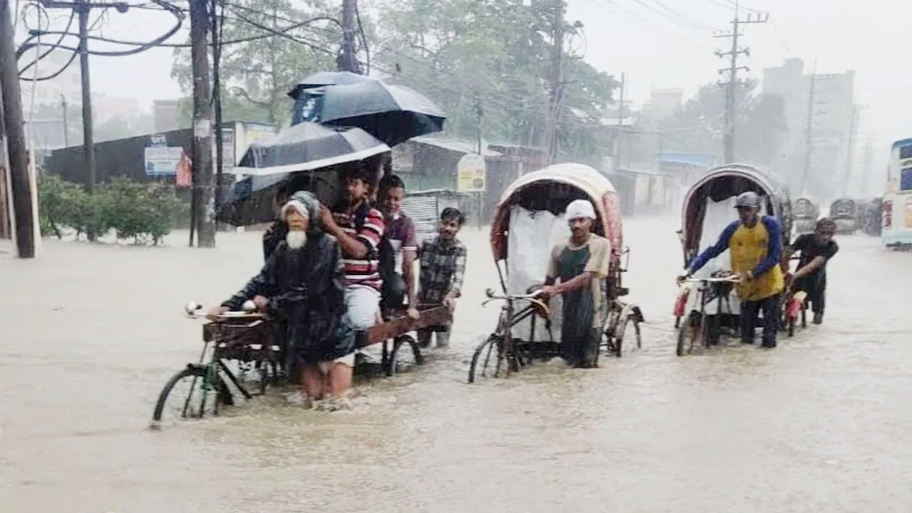 টানাবর্ষণে ডুবেছে চট্টগ্রাম নগরীর নিম্নাঞ্চল, দুর্ভোগ