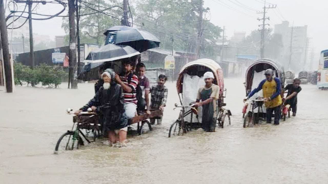 টানাবর্ষণে ডুবেছে চট্টগ্রাম নগরীর নিম্নাঞ্চল, দুর্ভোগ