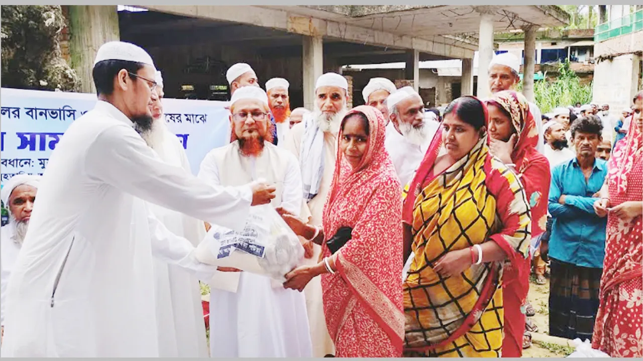 পটিয়া আল-জামিয়া আল ইসলামিয়ার উদ্যোগে বন্যার্ত পরিবারকে খাদ্যসামগ্রী বিতরণ