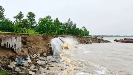 বাঁশখালীর বেড়িবাঁধে আবারো ভাঙন, আতঙ্কে উপকূলের হাজারও পরিবার