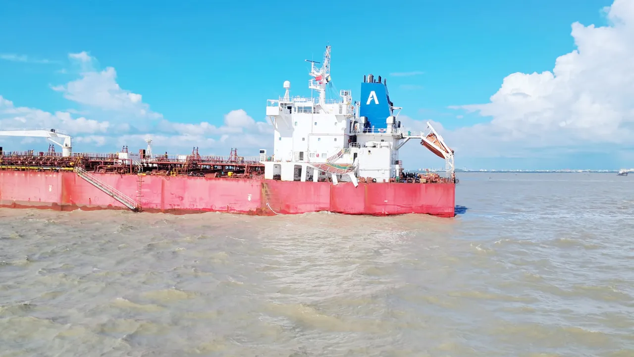 চট্টগ্রাম বন্দরে ২ বিদেশী জাহাজের সংঘর্ষ