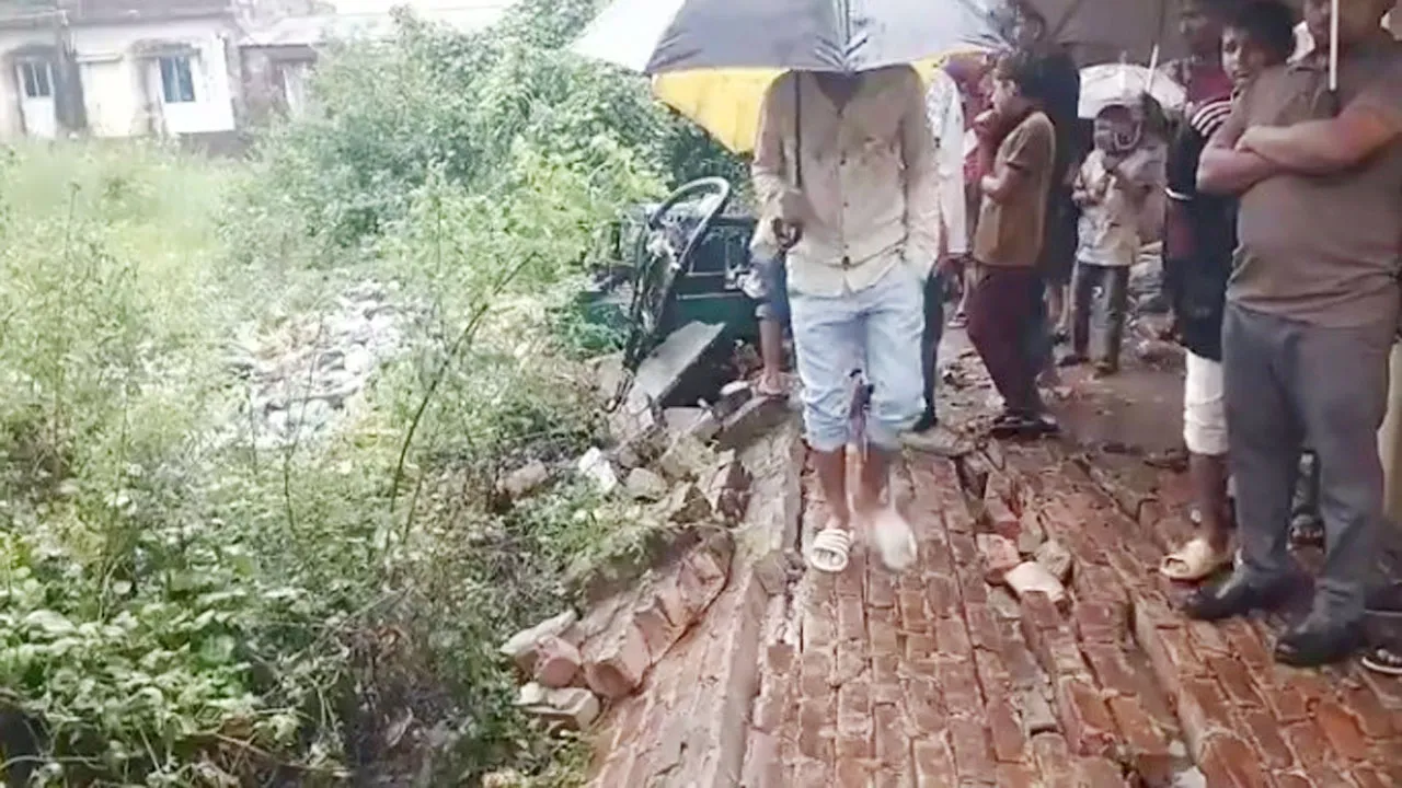 কর্ণফুলীতে দেয়াল ধসে বৃদ্ধা নিহত, শিশুসহ আহত ৩