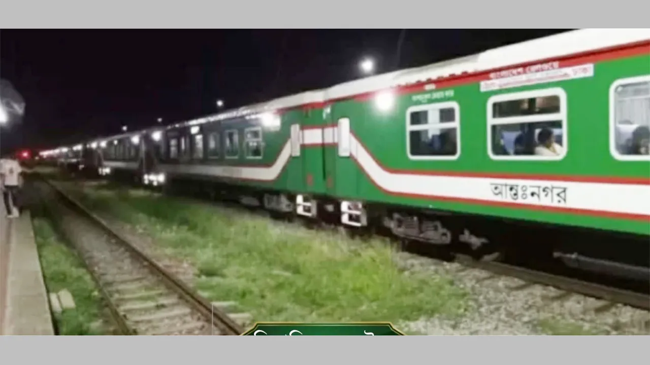 মিরসরাইয়ে দেড় ঘণ্টা ধরে আটকা সোনার বাংলা এক্সপ্রেস