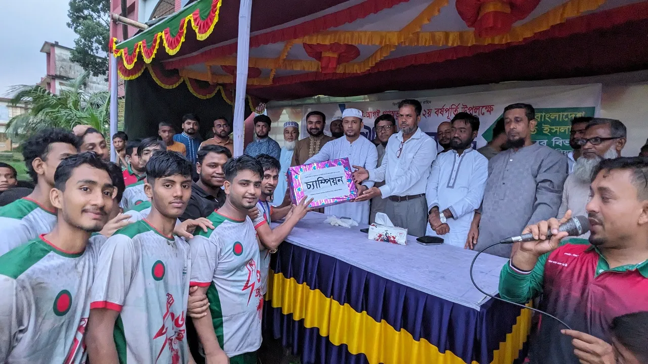 জুলাই-আগস্ট গণঅভ্যুত্থানের ২য় বর্ষপূর্তিতে চৌদ্দগ্রামে প্রীতি ফুটবল ম্যাচ