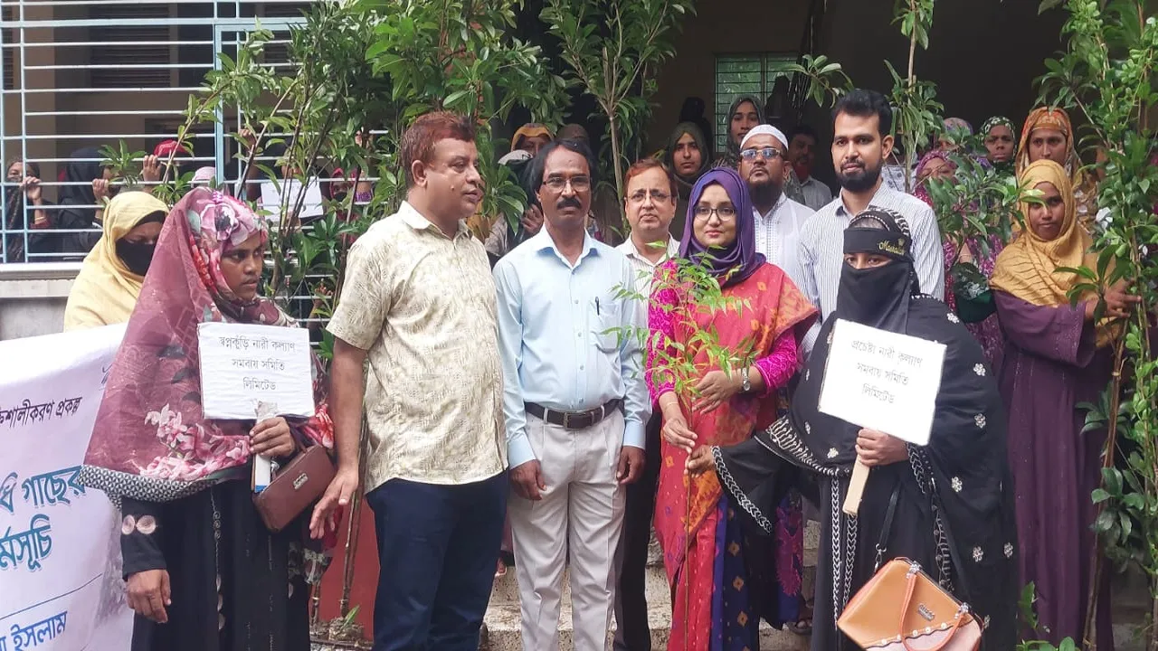 চৌগাছায় নারীদের মাঝে ৯ শতাধিক গাছের চারা বিতরণ